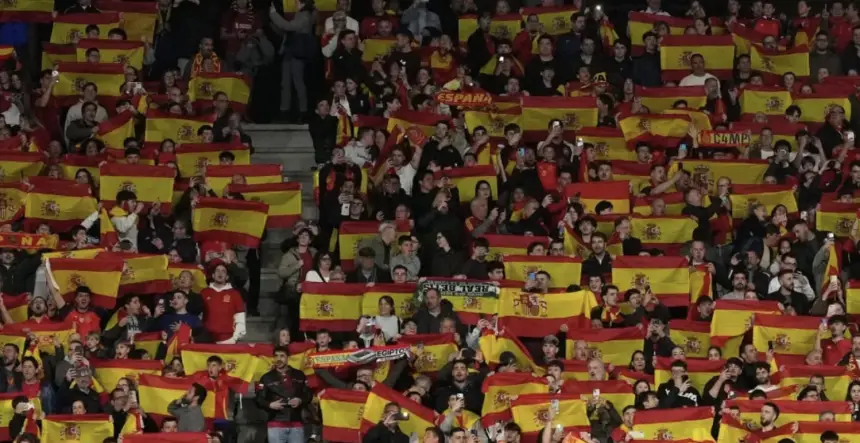 الأمن الإسباني يفتح تحقيقاً في "فضيحة" ملعب برشلونة بسبب هتافات "إسلاموفوبية" ضد مصر